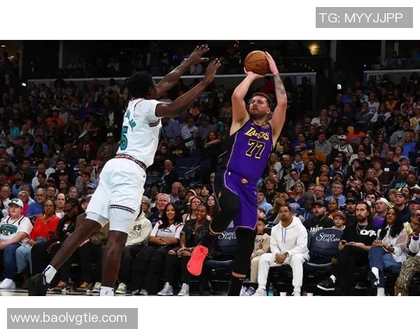 👎湖勇最后时刻无悬念了 梅尔顿投3分 东契奇比拇指向下表不满